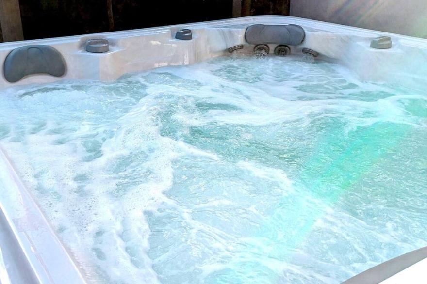 PENMARLAM LODGE RETREAT 18, pet friendly, with hot tub in Bodinnick