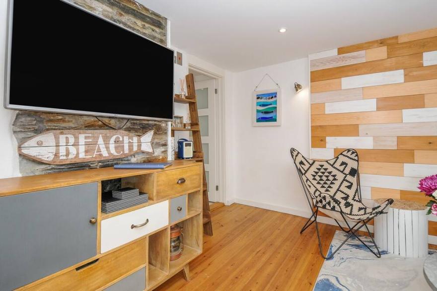 SALTY SEA DOG, pet friendly, character holiday cottage in Tintagel