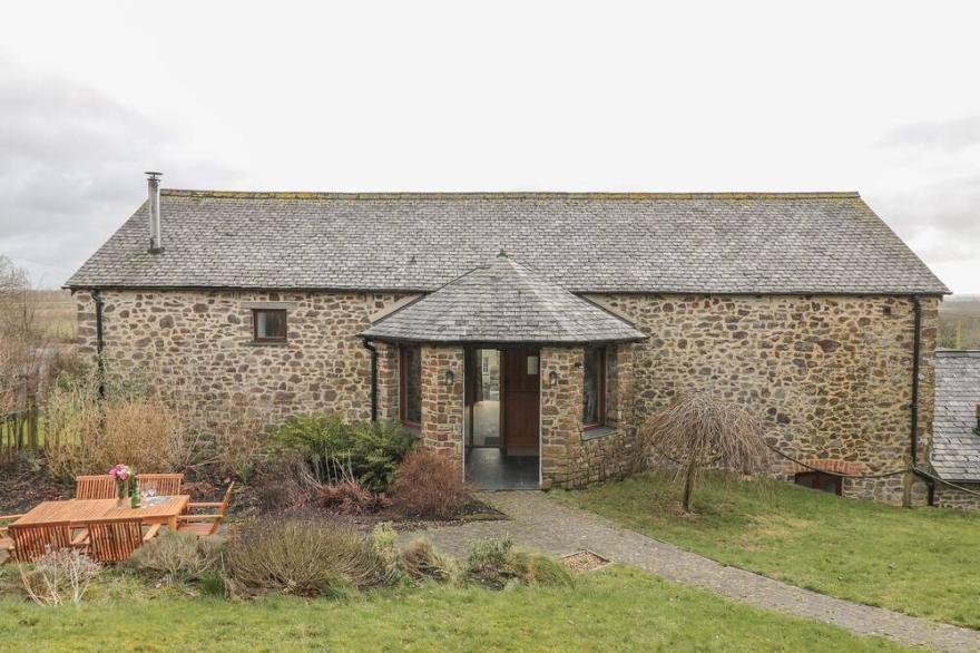 HOPPERS BARN, pet friendly, luxury holiday cottage in Holsworthy