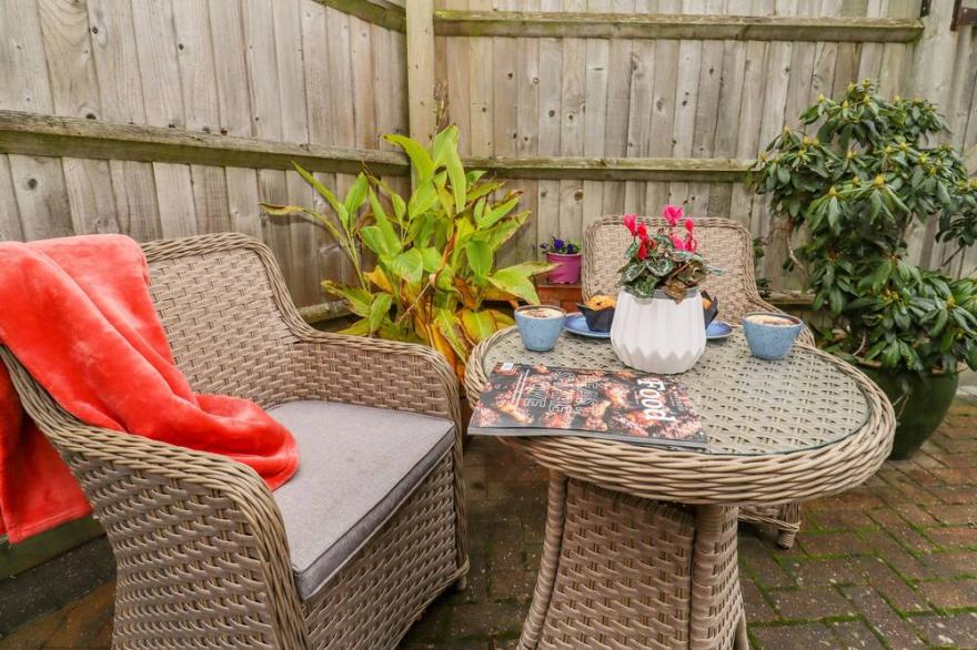 THE COACH HOUSE, romantic, character holiday cottage in Cheltenham