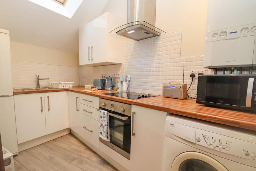 THE COACH HOUSE, romantic, character holiday cottage in Cheltenham