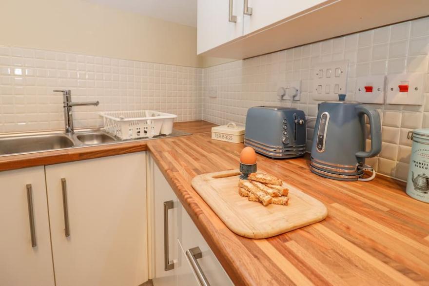 THE COACH HOUSE, romantic, character holiday cottage in Cheltenham