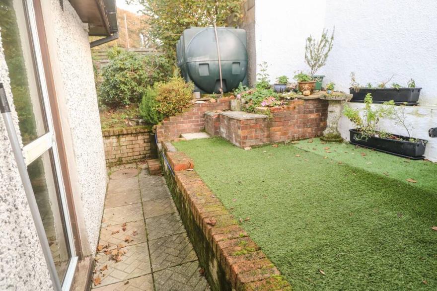 RED ROSE SUITE, with a garden in Gweek