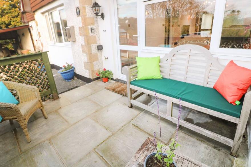 RED ROSE SUITE, with a garden in Gweek
