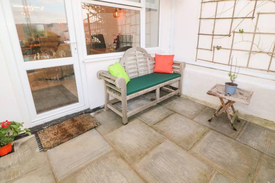 RED ROSE SUITE, with a garden in Gweek