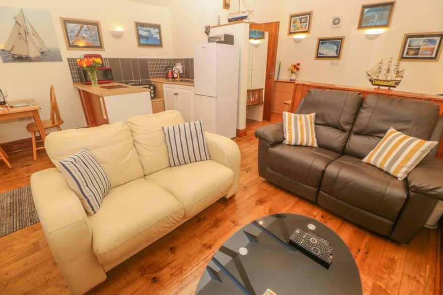 THE OLD BOATHOUSE, character holiday cottage, with a garden in Gweek
