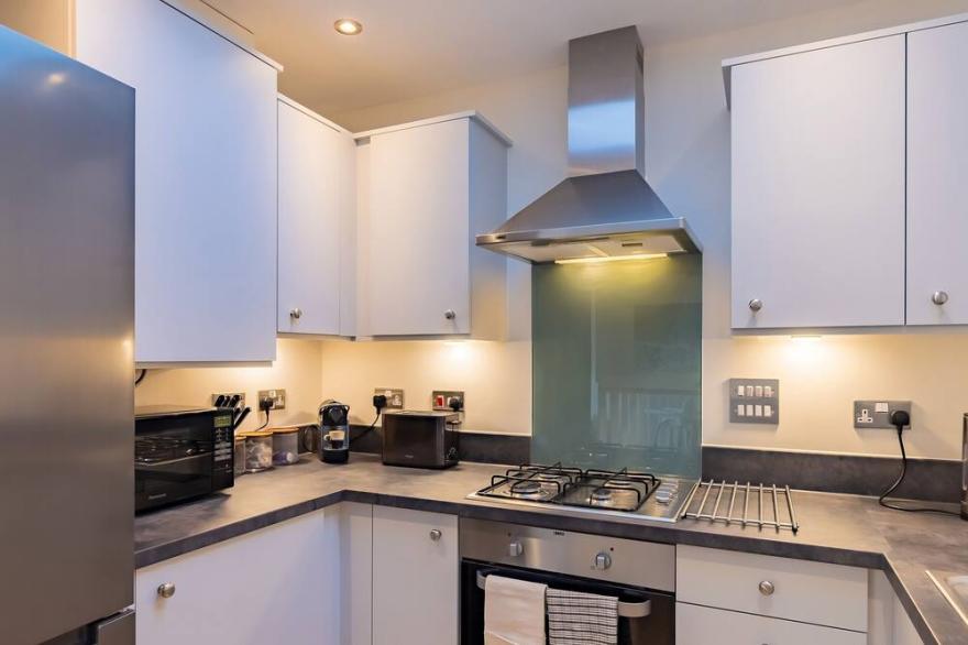 NUMBER 27, SWANPOOL, family friendly in Falmouth