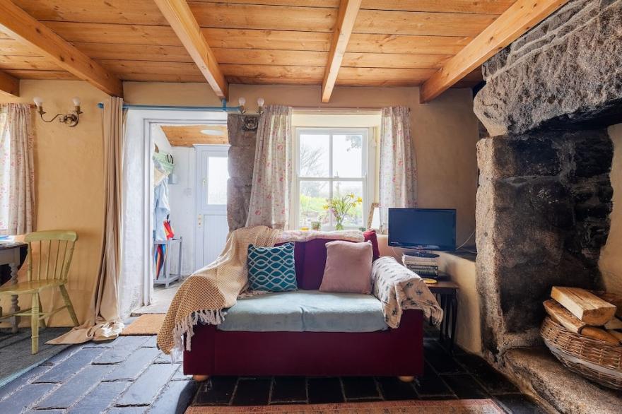 Remote Cottage with Woodburner Surrounded by Farmland