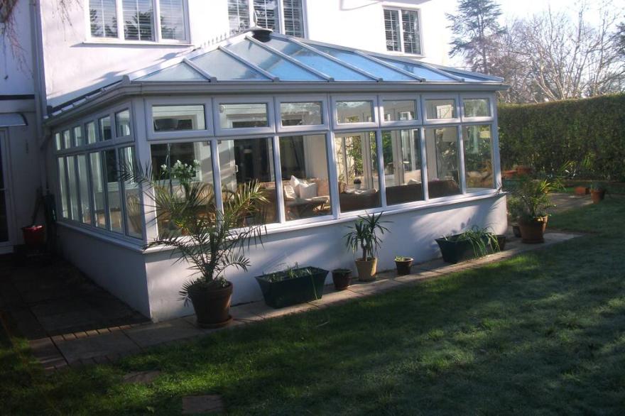 Secluded, spacious detached house in the New Forest , sleeps 10