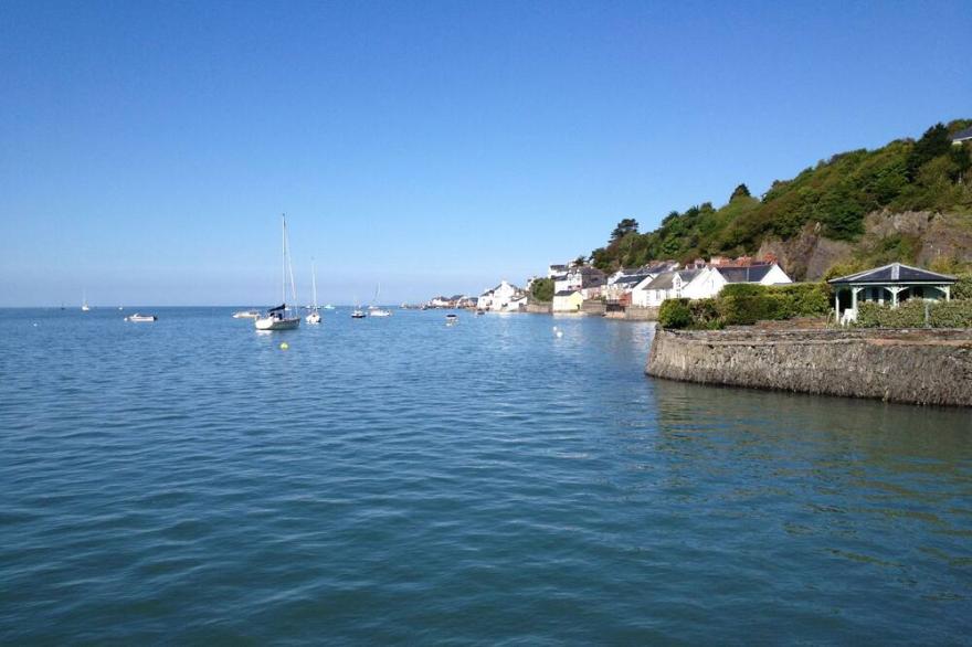 Large 5 Bedroom Sea Front Family Home in Aberdovey Village which sleeps 11.