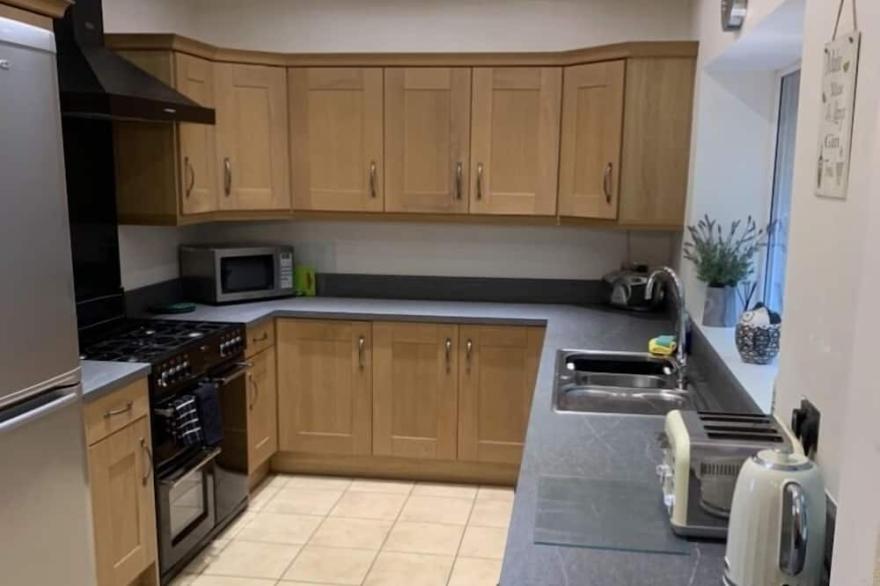 Large 5 Bedroom Sea Front Family Home in Aberdovey Village which sleeps 11.
