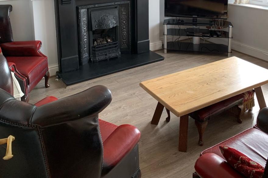 Large 5 Bedroom Sea Front Family Home in Aberdovey Village which sleeps 11.