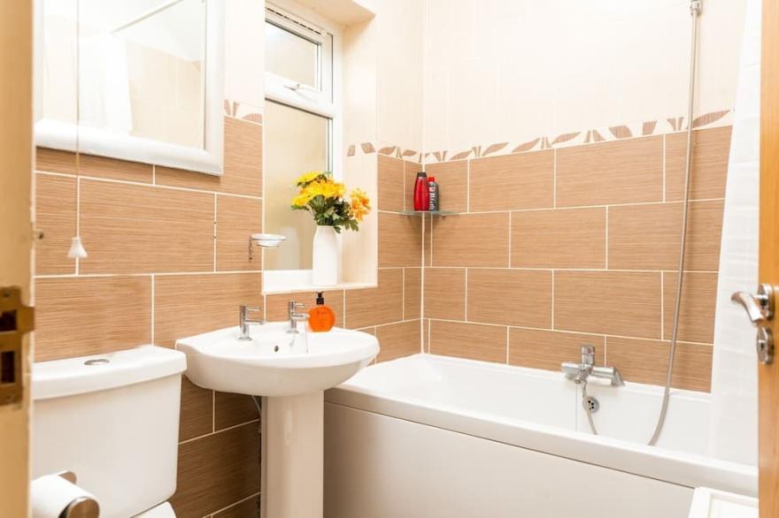 1 Bedroom House with a separate Office.  6 min walk to Stratford London Station