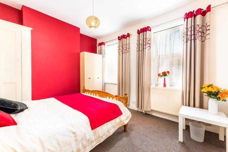 1 Bedroom House with a separate Office.  6 min walk to Stratford London Station