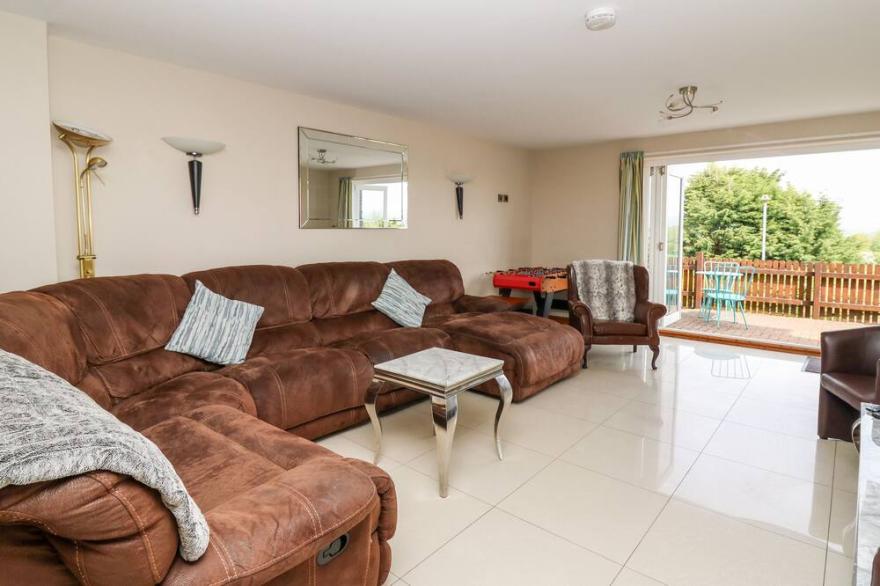 BRYNHYFRYD, pet friendly, with pool in Aberystwyth