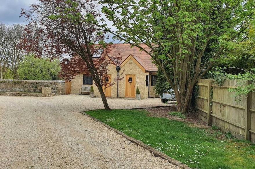 Beautiful self contained Cotswold style cottage 15 mins Central Oxford