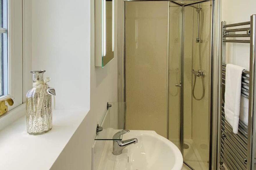 Executive Cottage-Ensuite Shower-City View