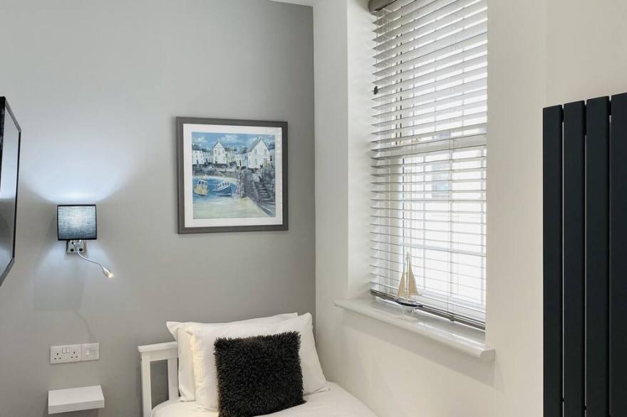 Executive Cottage-Ensuite Shower-City View