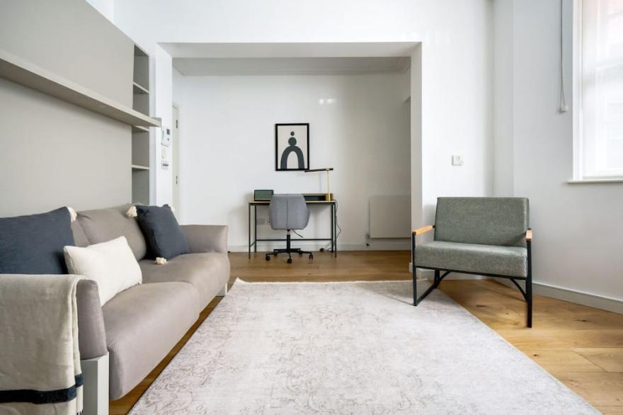 Compact Lowerground floor Mayfair Studio Apartment by Blueground