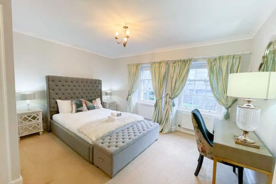 Sophisticated 3BR, Free Parking & Private Garden