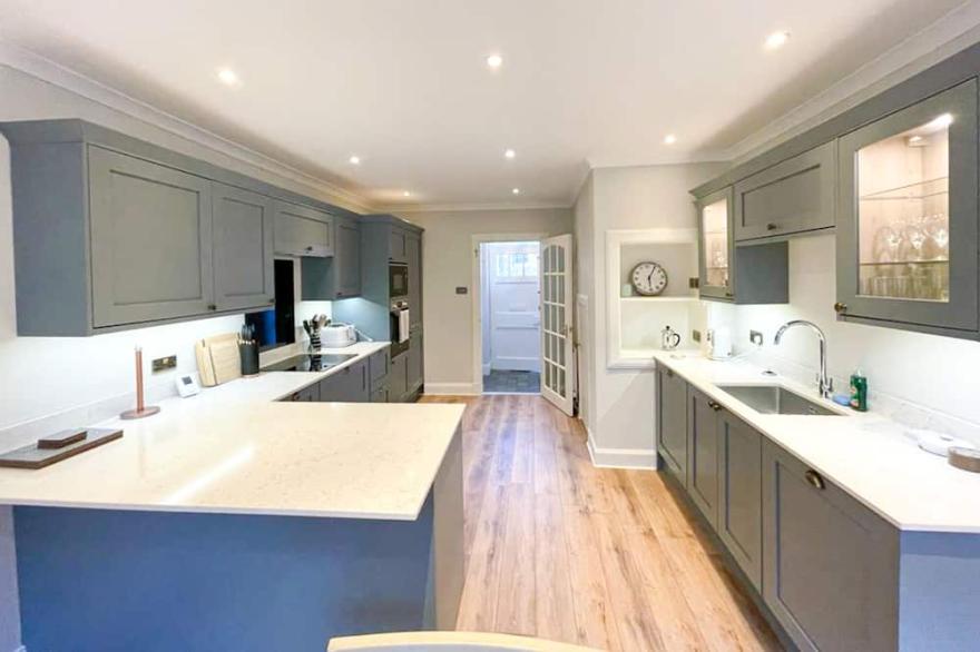 Sophisticated 3BR, Free Parking & Private Garden