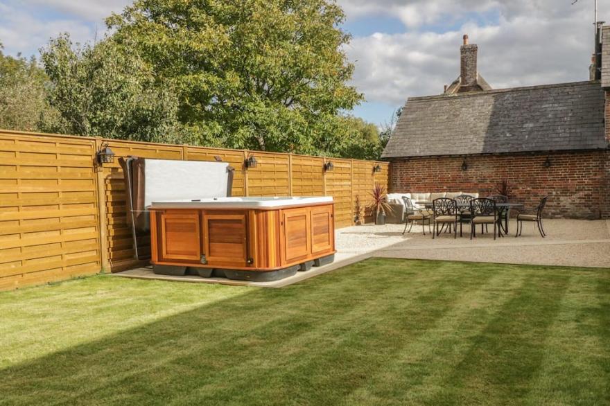 OAK COTTAGE, pet friendly, luxury holiday cottage in Bere Regis