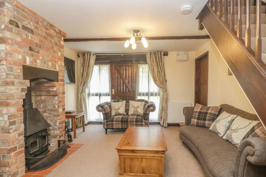 OAK COTTAGE, pet friendly, luxury holiday cottage in Bere Regis