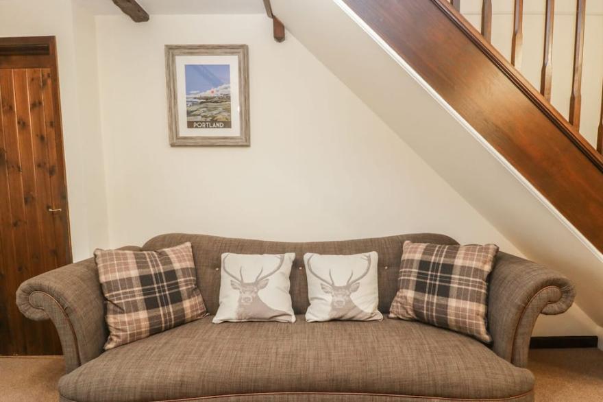 OAK COTTAGE, pet friendly, luxury holiday cottage in Bere Regis