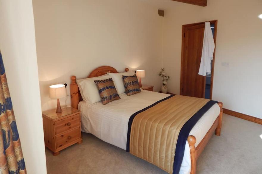 Stunning quality barn conversion, heated swimming pool, hot tub