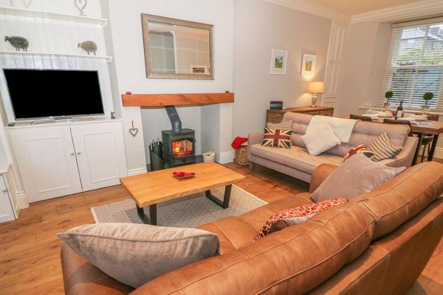 LITTLE HERDWICK, family friendly, with open fire in Windermere