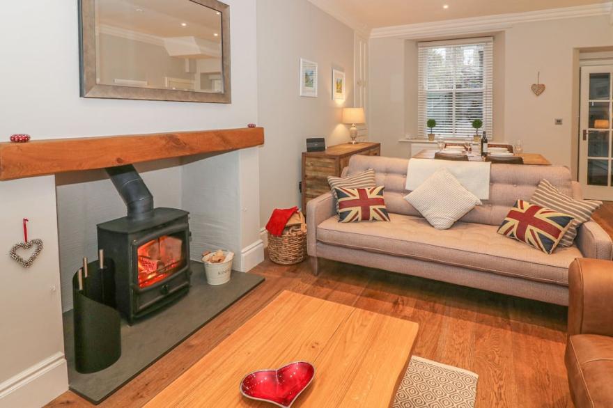 LITTLE HERDWICK, family friendly, with open fire in Windermere