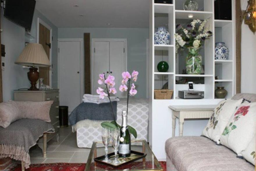 Remarkable 1-Bed Cottage near Henley-on-Thames