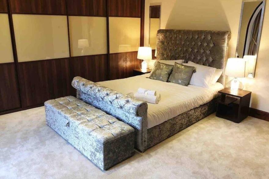 Beautiful 4-Bed Villa in Glasgow