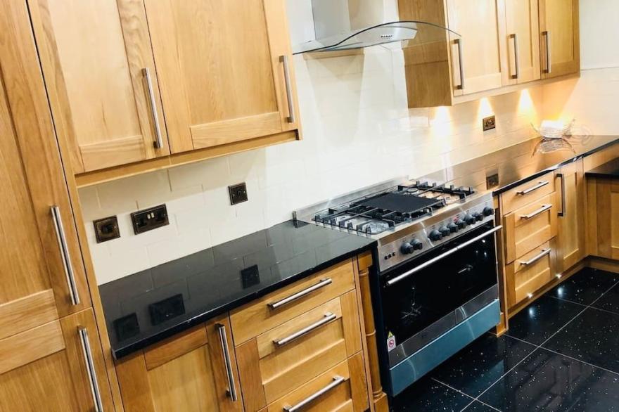Beautiful 4-Bed Villa in Glasgow