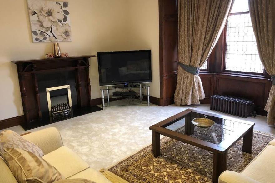 Beautiful 4-Bed Villa in Glasgow
