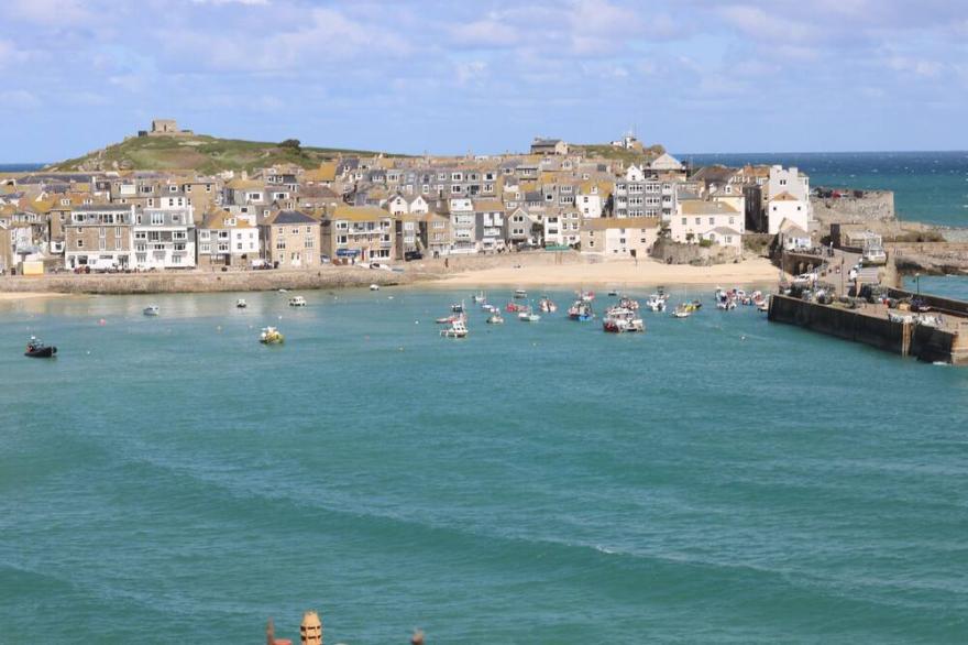THE BEACH HUT, romantic, country holiday cottage in St Ives