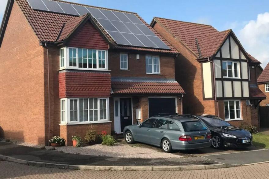 4 Bed Executive House 10 mins Shuttle, Sleeps 7, 2 bathrooms, Garden & parking