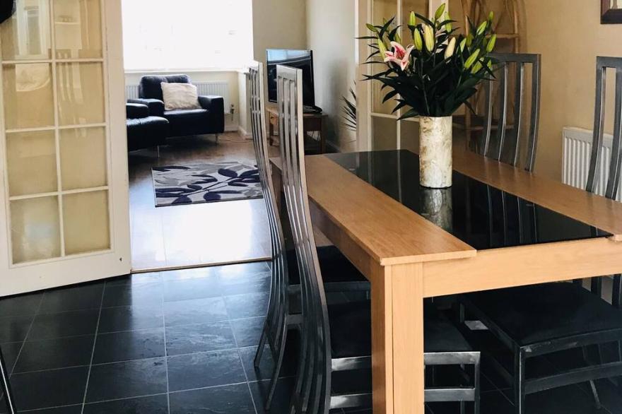 4 Bed Executive House 10 mins Shuttle, Sleeps 7, 2 bathrooms, Garden & parking