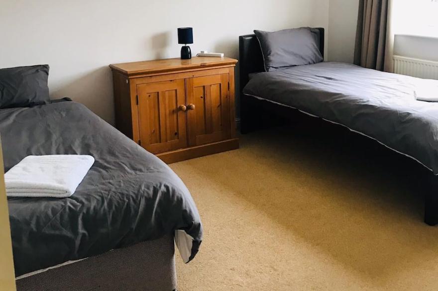 4 Bed Executive House 10 mins Shuttle, Sleeps 7, 2 bathrooms, Garden & parking