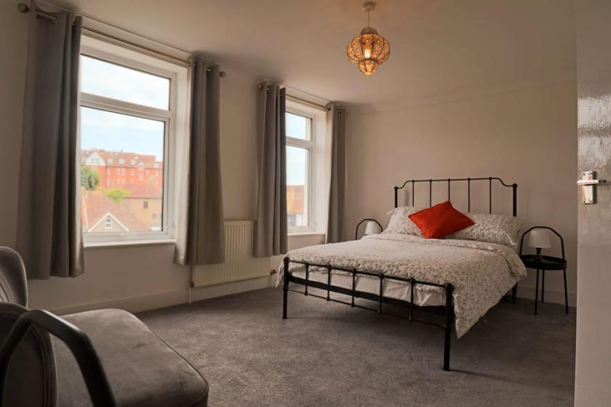 4 bed home 3 mins from harbour + sandy beach