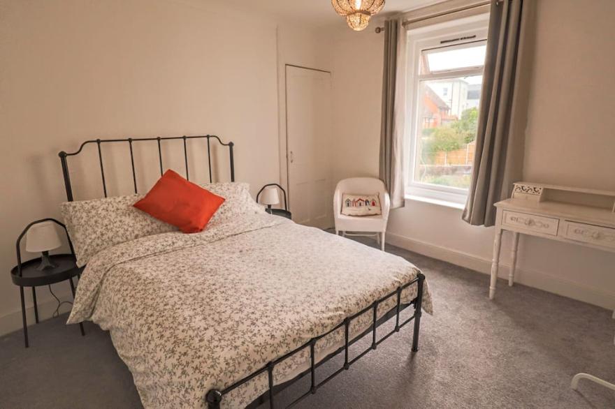 4 bed home 3 mins from harbour + sandy beach