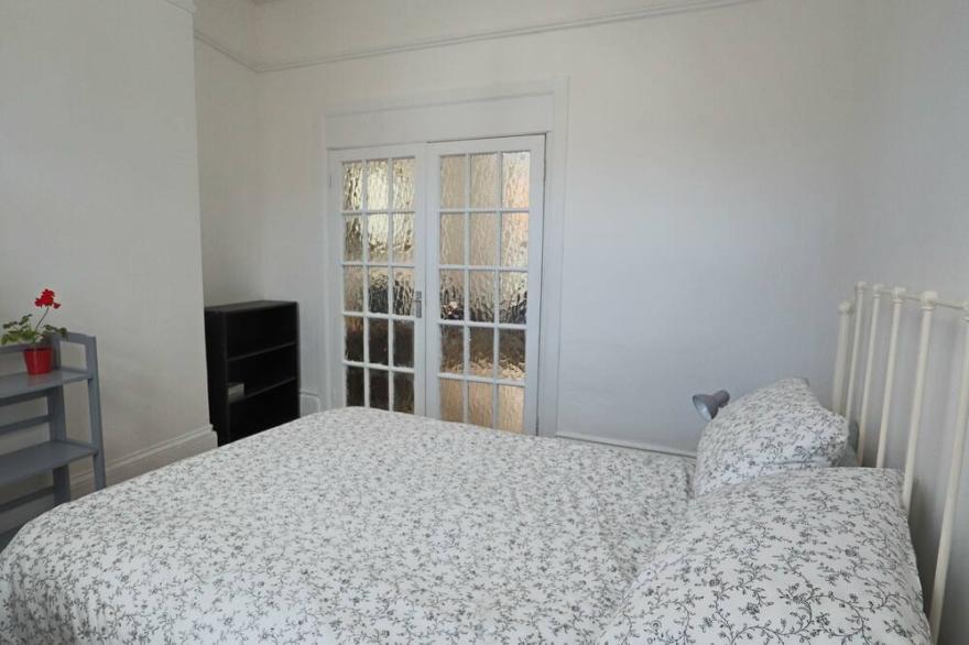 4 bed home 3 mins from harbour + sandy beach