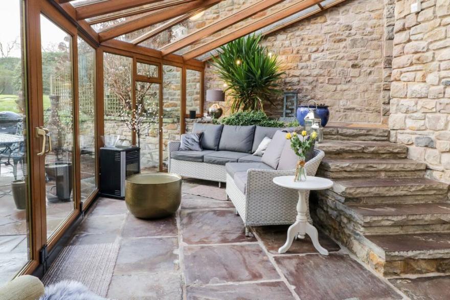 MILL HOUSE, pet friendly, character holiday cottage in Chipping