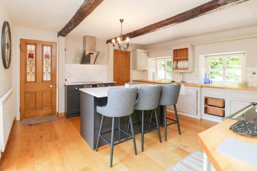 MILL HOUSE, pet friendly, character holiday cottage in Chipping