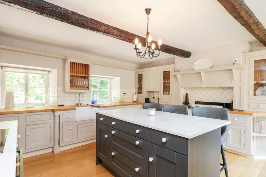 MILL HOUSE, pet friendly, character holiday cottage in Chipping