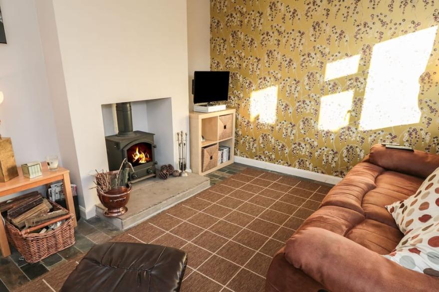 JASMINE COTTAGE, character holiday cottage in Youlgreave
