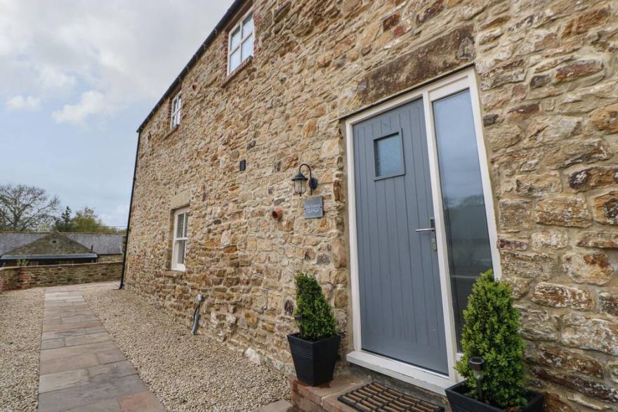 THE GRANARY, pet friendly, with hot tub in Durham