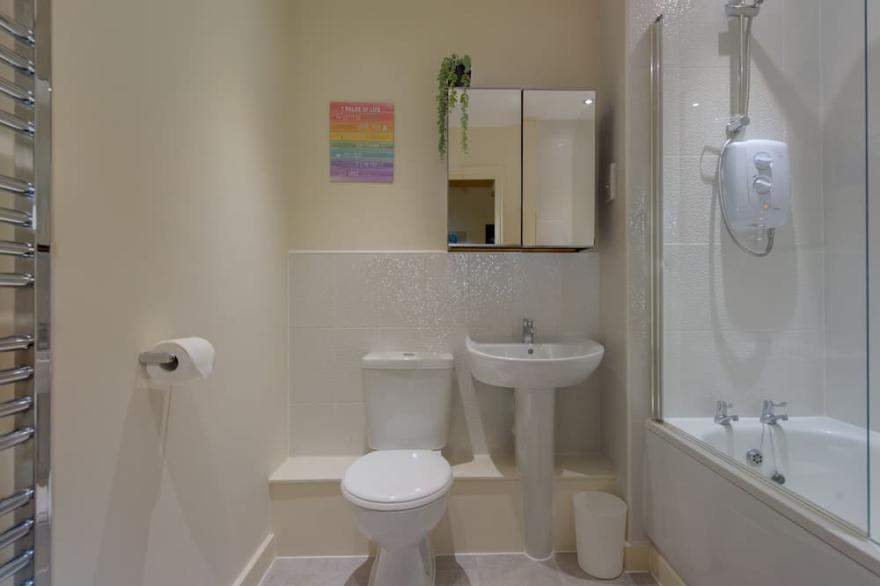 Modern 2 Bedroom Apartment with Parking and Netflix