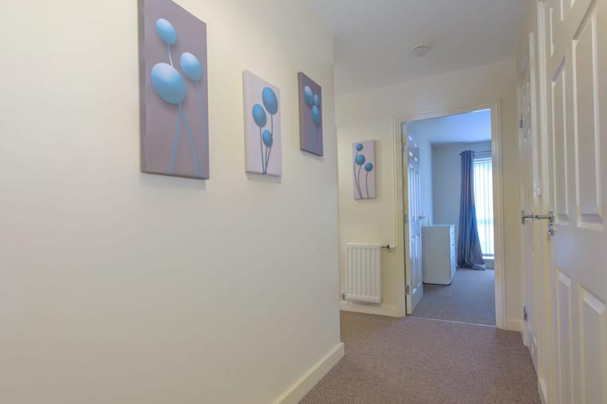 Modern 2 Bedroom Apartment with Parking and Netflix