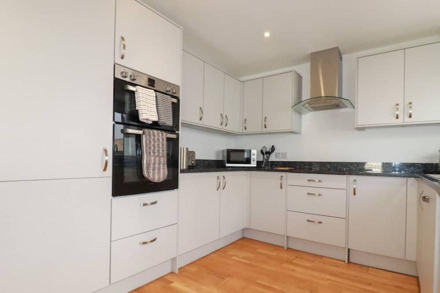 6A THE MEWS, pet friendly, with a garden in Harlyn, Cornwall